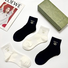 配包装 🌟【一盒4 双】 🌟Gucci 古琦 经典字母logo纯棉中筒袜 🌟ins爆款!专柜在售ing 🌟好看到爆炸 配包装 🌟【一盒4 双】 🌟Gucci 古琦 经典字母logo纯棉中筒袜 🌟ins爆款!专柜在售ing 🌟好看到爆炸