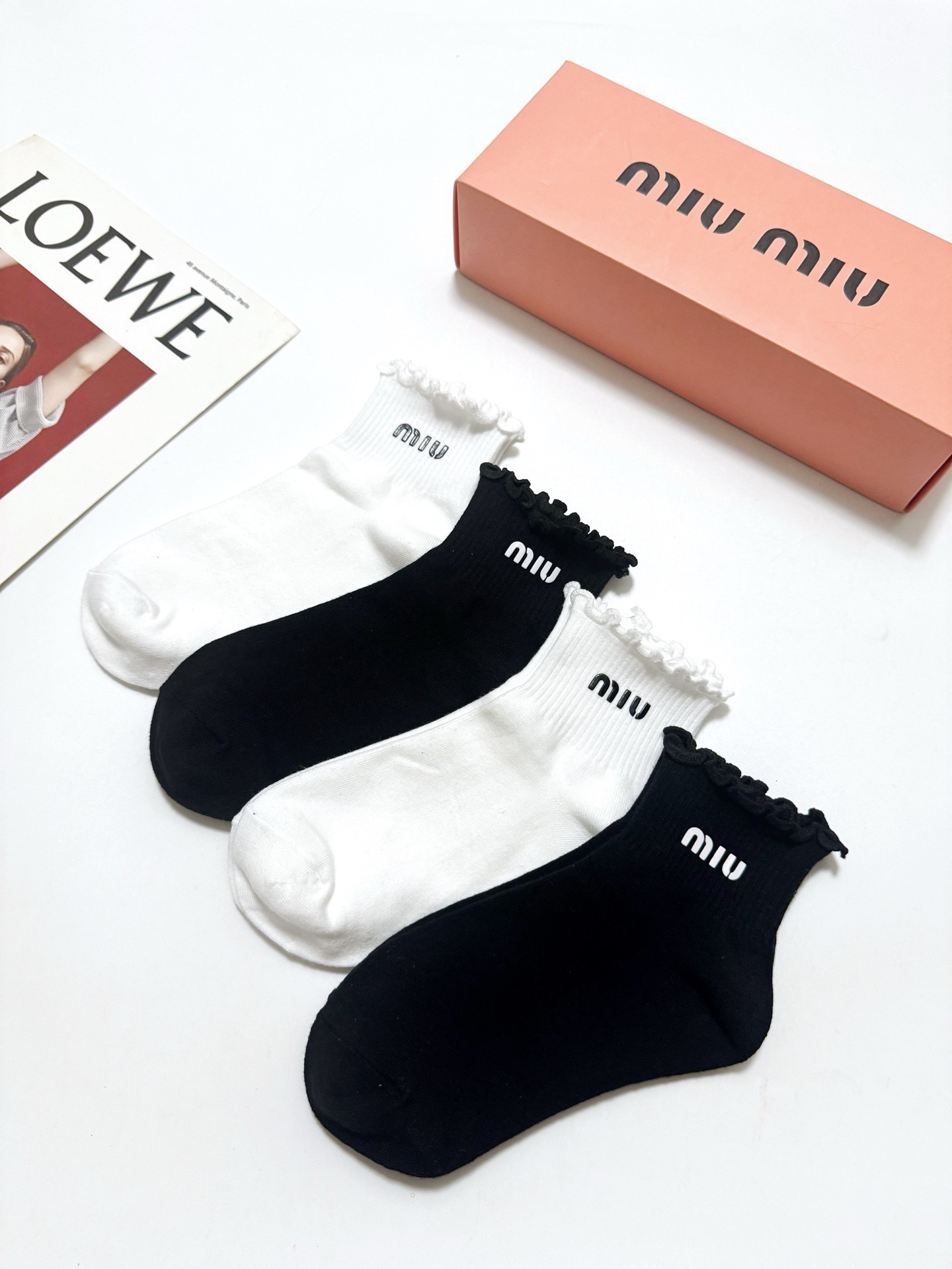 配包装 🌟【一盒4双】 🌟缪缪 miumiu 经典字母logo 纯棉短筒袜 经典纯色短袜 🌟ins爆款！专柜在售ing 