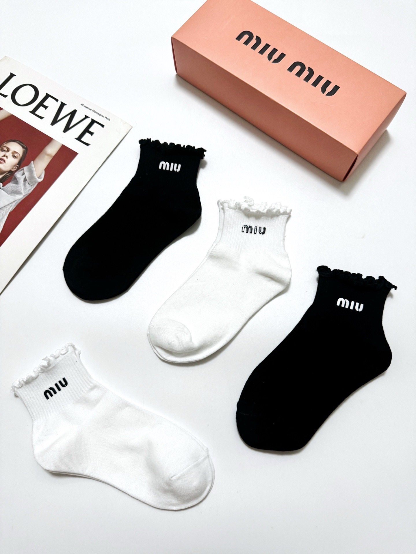 配包装 🌟【一盒4双】 🌟缪缪 miumiu 经典字母logo 纯棉短筒袜 经典纯色短袜 🌟ins爆款！专柜在售ing 