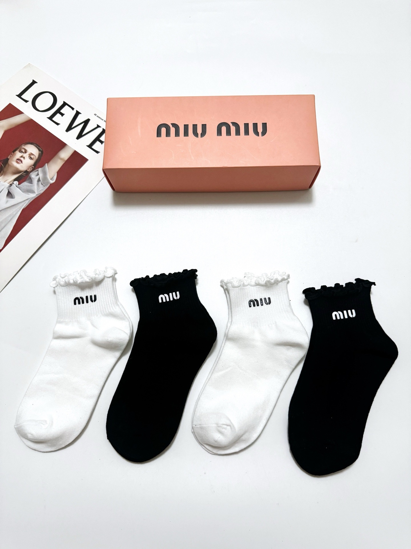 配包装 🌟【一盒4双】 🌟缪缪 miumiu 经典字母logo 纯棉短筒袜 经典纯色短袜 🌟ins爆款！专柜在售ing 