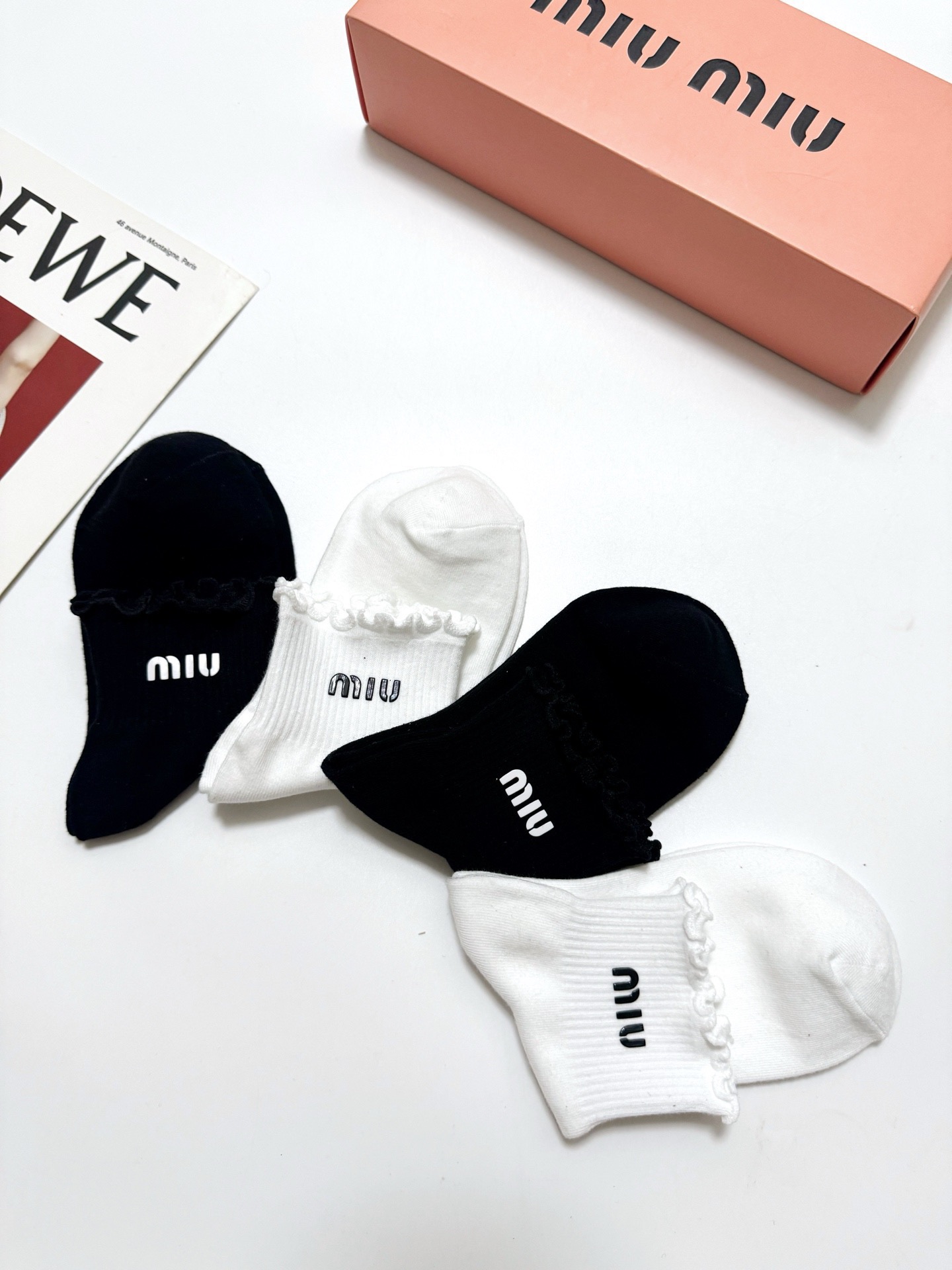 配包装 🌟【一盒4双】 🌟缪缪 miumiu 经典字母logo 纯棉短筒袜 经典纯色短袜 🌟ins爆款！专柜在售ing 
