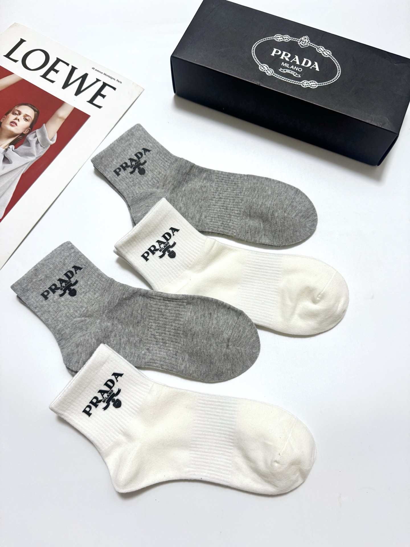配包装 🌟【一盒4双】 🌟Prada 普拉达 经典纯色 字母logo 纯棉中筒袜  🌟ins爆款！专柜在售ing 🌟原单