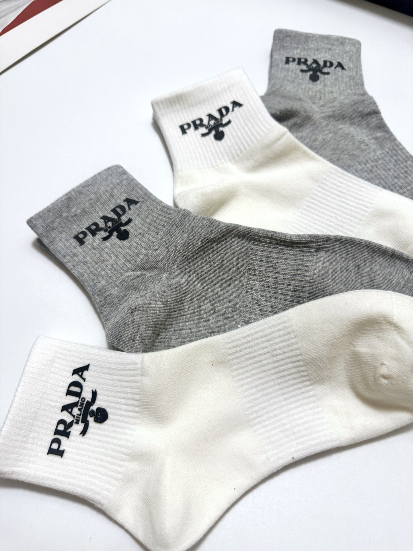 配包装 🌟【一盒4双】 🌟Prada 普拉达 经典纯色 字母logo 纯棉中筒袜  🌟ins爆款！专柜在售ing 🌟原单
