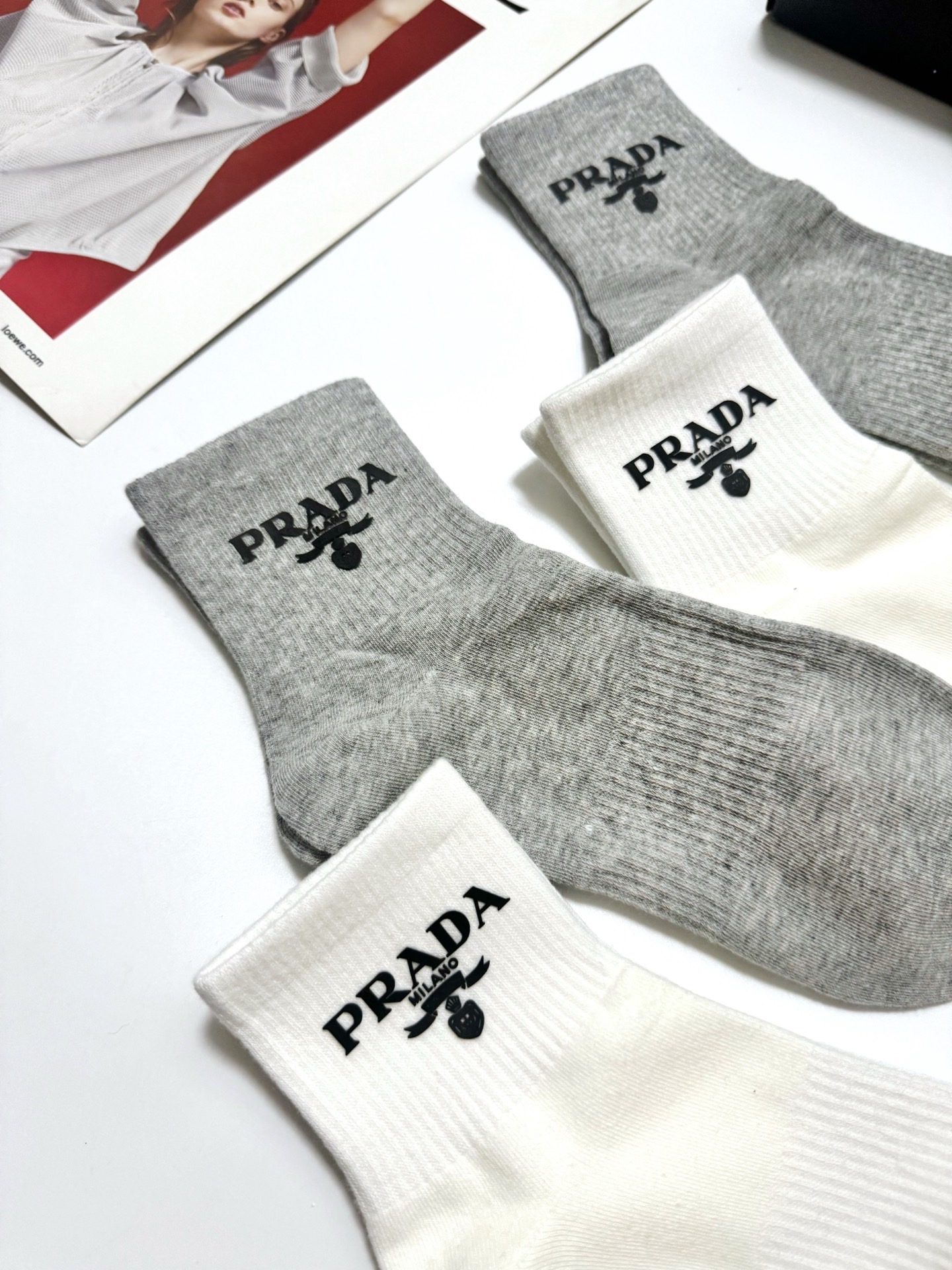 配包装 🌟【一盒4双】 🌟Prada 普拉达 经典纯色 字母logo 纯棉中筒袜  🌟ins爆款！专柜在售ing 🌟原单