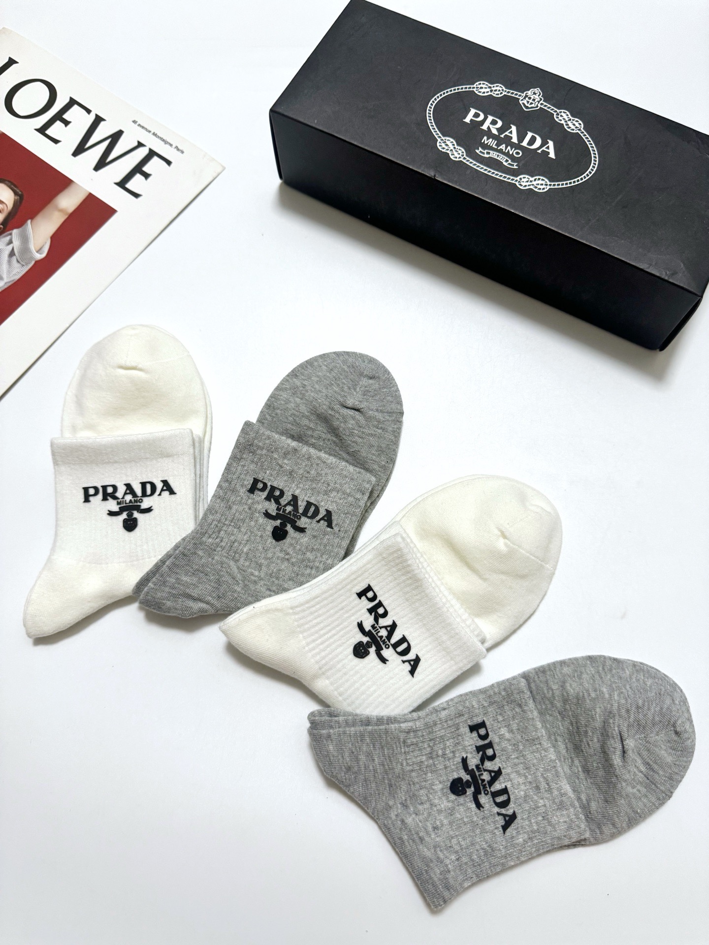 配包装 🌟【一盒4双】 🌟Prada 普拉达 经典纯色 字母logo 纯棉中筒袜  🌟ins爆款！专柜在售ing 🌟原单