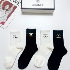 配包装 🌟【一盒4 双】 🌟Chanel 香奈儿 经典字母logo纯棉中筒袜 🌟ins爆款!专柜在售ing 🌟好看到 配包装 🌟【一盒4 双】 🌟Chanel 香奈儿 经典字母logo纯棉中筒袜 🌟ins爆款!专柜在售ing 🌟好看到