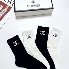 配包装 🌟【一盒4 双】 🌟Chanel 香奈儿 经典字母logo纯棉中筒袜 🌟ins爆款!专柜在售ing 🌟好看到 配包装 🌟【一盒4 双】 🌟Chanel 香奈儿 经典字母logo纯棉中筒袜 🌟ins爆款!专柜在售ing 🌟好看到