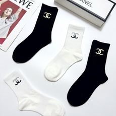 配包装 🌟【一盒4 双】 🌟Chanel 香奈儿 经典字母logo纯棉中筒袜 🌟ins爆款!专柜在售ing 🌟好看到 配包装 🌟【一盒4 双】 🌟Chanel 香奈儿 经典字母logo纯棉中筒袜 🌟ins爆款!专柜在售ing 🌟好看到
