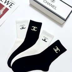 配包装 🌟【一盒4 双】 🌟Chanel 香奈儿 经典字母logo纯棉中筒袜 🌟ins爆款!专柜在售ing 🌟好看到 配包装 🌟【一盒4 双】 🌟Chanel 香奈儿 经典字母logo纯棉中筒袜 🌟ins爆款!专柜在售ing 🌟好看到