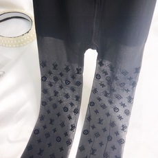 配包装 【一盒一双】🌟LV路易·威登经典植绒老化字母丝袜 🌟好看到爆炸 ,欧美大牌丝袜。一比一高版本制作,可以看得到的工 配包装 【一盒一双】🌟LV路易·威登经典植绒老化字母丝袜 🌟好看到爆炸 ,欧美大牌丝袜。一比一高版本制作,可以看得到的工