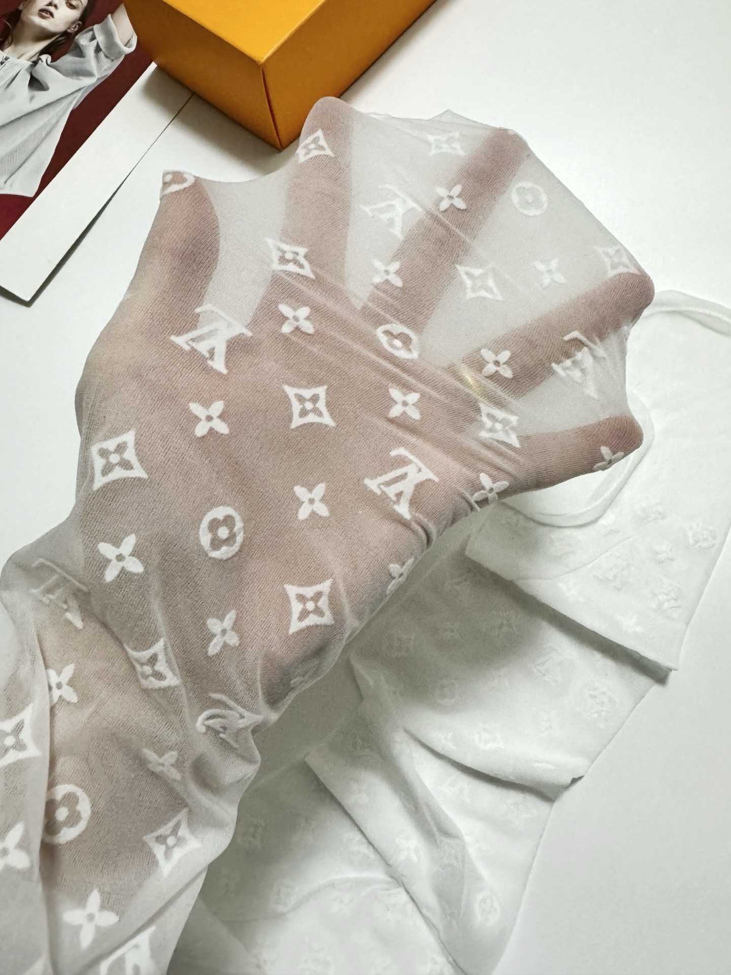 配包装 【一盒一双】🌟LV路易·威登经典植绒老化字母丝袜 🌟好看到爆炸 ，欧美大牌丝袜。一比一高版本制作，可以看得到的工