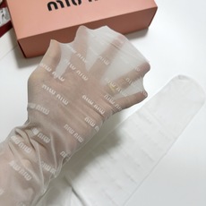 配包装 【一盒一双】🌟缪缪 miumiu 经典植绒字母丝袜 🌟好看到爆炸 ,欧美大牌丝袜。一比一高版本制作,可以看得到的 配包装 【一盒一双】🌟缪缪 miumiu 经典植绒字母丝袜 🌟好看到爆炸 ,欧美大牌丝袜。一比一高版本制作,可以看得到的
