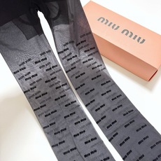 配包装 【一盒一双】🌟缪缪 miumiu 经典植绒字母丝袜 🌟好看到爆炸 ,欧美大牌丝袜。一比一高版本制作,可以看得到的 配包装 【一盒一双】🌟缪缪 miumiu 经典植绒字母丝袜 🌟好看到爆炸 ,欧美大牌丝袜。一比一高版本制作,可以看得到的