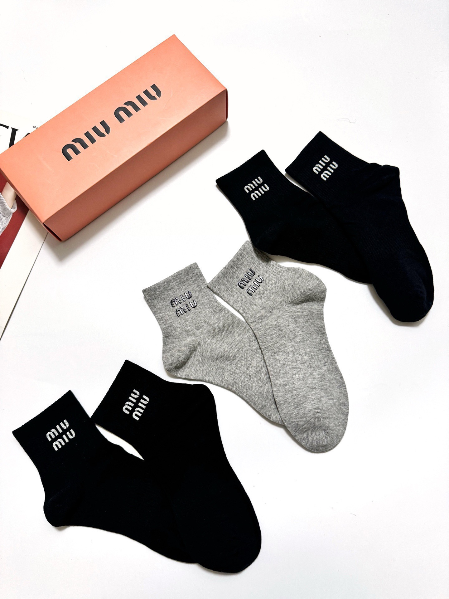 配包装 🌟【一盒3双】  🌟缪缪 miumiu 经典字母logo 纯棉混纺短筒袜   ，软糯亲肤，ins超火爆配色 ，潮