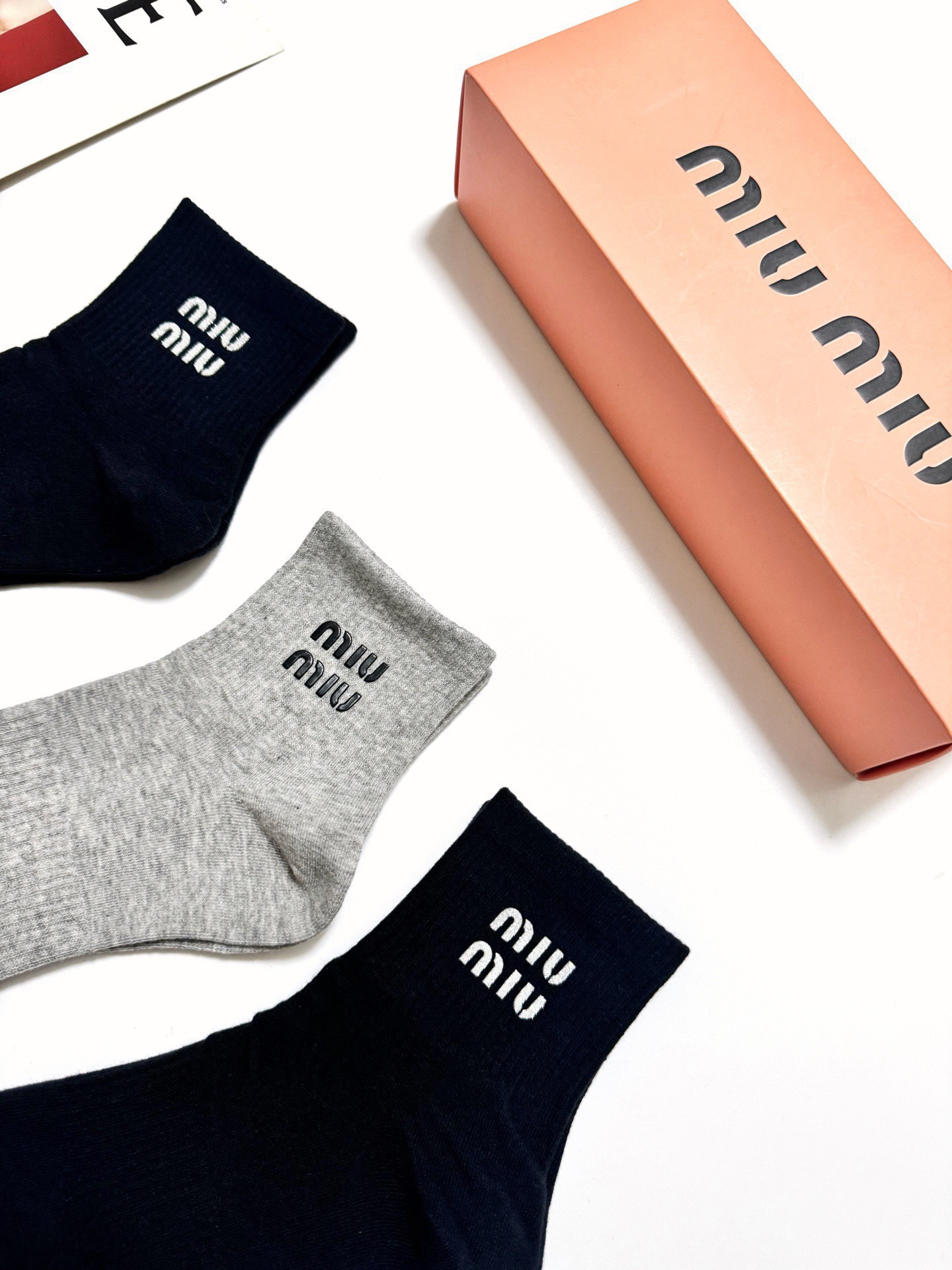 配包装 🌟【一盒3双】  🌟缪缪 miumiu 经典字母logo 纯棉混纺短筒袜   ，软糯亲肤，ins超火爆配色 ，潮