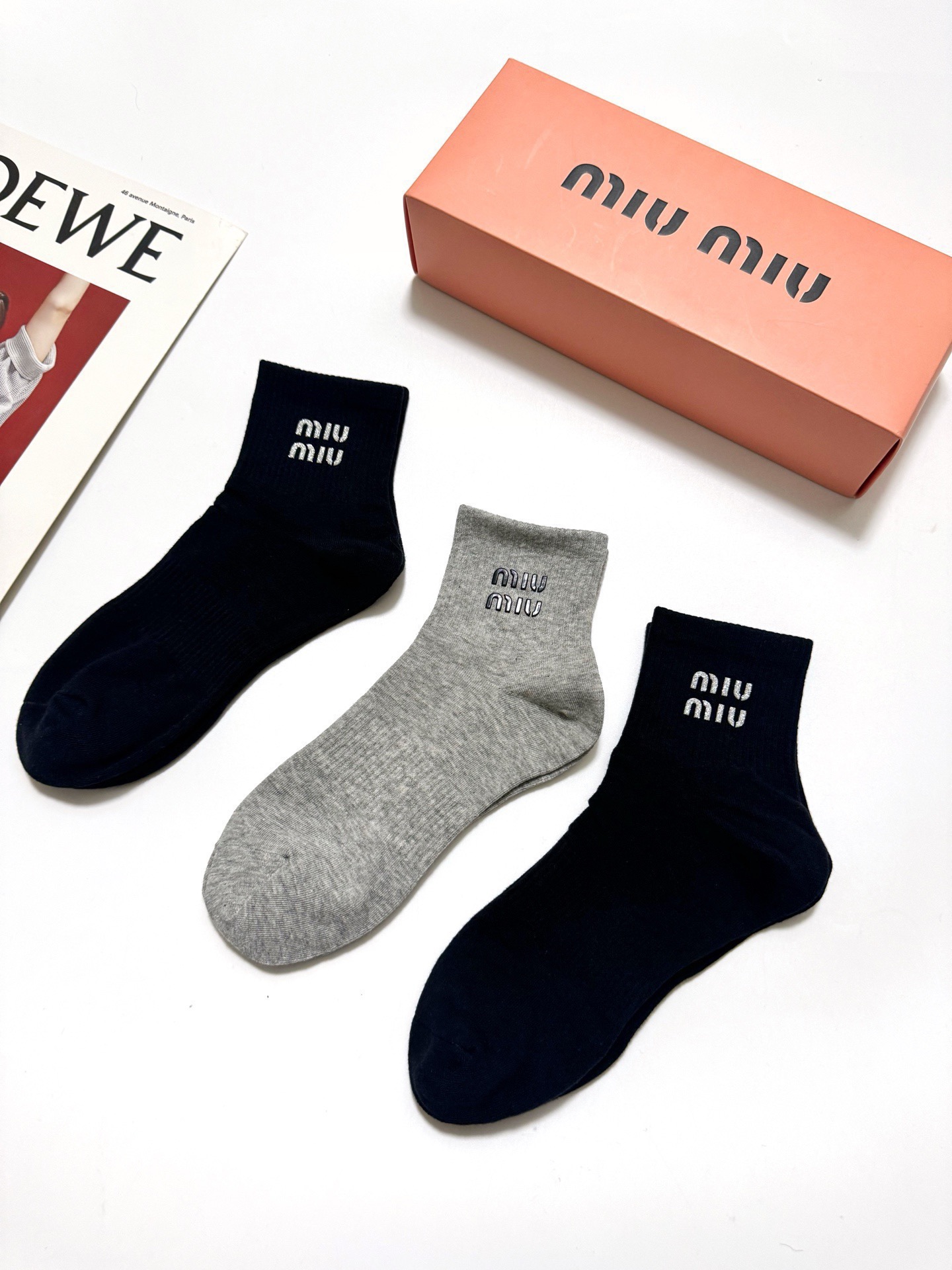配包装 🌟【一盒3双】  🌟缪缪 miumiu 经典字母logo 纯棉混纺短筒袜   ，软糯亲肤，ins超火爆配色 ，潮