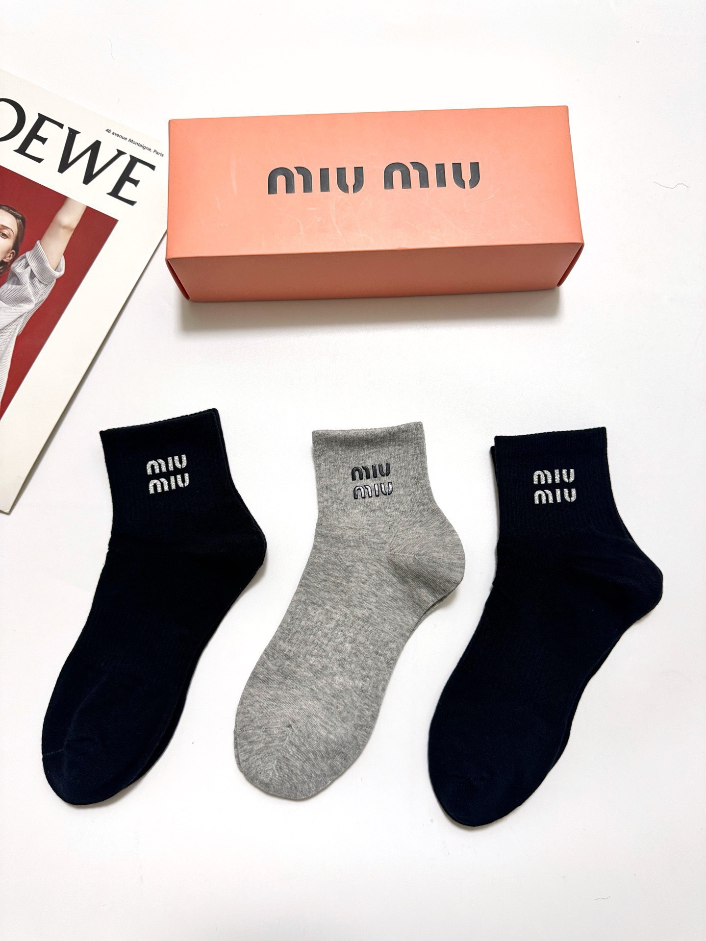 配包装 🌟【一盒3双】  🌟缪缪 miumiu 经典字母logo 纯棉混纺短筒袜   ，软糯亲肤，ins超火爆配色 ，潮
