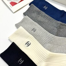 配包装 🌟【一盒5双】 🌟Chanel 香奈儿 经典字母 logo双针针织 纯棉 中筒袜 !超级软糯亲肤! 🌟ins爆 配包装 🌟【一盒5双】 🌟Chanel 香奈儿 经典字母 logo双针针织 纯棉 中筒袜 !超级软糯亲肤! 🌟ins爆