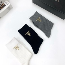 配包装 🌟【一盒3 双】 🌟Prada 普拉达经典字母logo 纯棉中筒袜 小腿袜 🌟ins爆款!专柜在售ing 🌟好 配包装 🌟【一盒3 双】 🌟Prada 普拉达经典字母logo 纯棉中筒袜 小腿袜 🌟ins爆款!专柜在售ing 🌟好