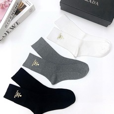 配包装 🌟【一盒3 双】 🌟Prada 普拉达经典字母logo 纯棉中筒袜 小腿袜 🌟ins爆款!专柜在售ing 🌟好 配包装 🌟【一盒3 双】 🌟Prada 普拉达经典字母logo 纯棉中筒袜 小腿袜 🌟ins爆款!专柜在售ing 🌟好