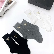 配包装 🌟【一盒3 双】 🌟Prada 普拉达经典字母logo 纯棉中筒袜 小腿袜 🌟ins爆款!专柜在售ing 🌟好 配包装 🌟【一盒3 双】 🌟Prada 普拉达经典字母logo 纯棉中筒袜 小腿袜 🌟ins爆款!专柜在售ing 🌟好