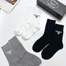 配包装 🌟【一盒3 双】 🌟 Prada 经典字母logo纯棉 中筒袜 🌟经典配色个性时尚 🌟ins爆款!专柜在售i 配包装 🌟【一盒3 双】 🌟 Prada 经典字母logo纯棉 中筒袜 🌟经典配色个性时尚 🌟ins爆款!专柜在售i