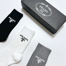 配包装 🌟【一盒3 双】 🌟 Prada 经典字母logo纯棉 中筒袜 🌟经典配色个性时尚 🌟ins爆款!专柜在售i 配包装 🌟【一盒3 双】 🌟 Prada 经典字母logo纯棉 中筒袜 🌟经典配色个性时尚 🌟ins爆款!专柜在售i