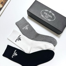 配包装 🌟【一盒3 双】 🌟 Prada 经典字母logo纯棉 中筒袜 🌟经典配色个性时尚 🌟ins爆款!专柜在售i 配包装 🌟【一盒3 双】 🌟 Prada 经典字母logo纯棉 中筒袜 🌟经典配色个性时尚 🌟ins爆款!专柜在售i