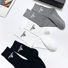 配包装 🌟【一盒3 双】 🌟 Prada 经典字母logo纯棉 中筒袜 🌟经典配色个性时尚 🌟ins爆款!专柜在售i 配包装 🌟【一盒3 双】 🌟 Prada 经典字母logo纯棉 中筒袜 🌟经典配色个性时尚 🌟ins爆款!专柜在售i