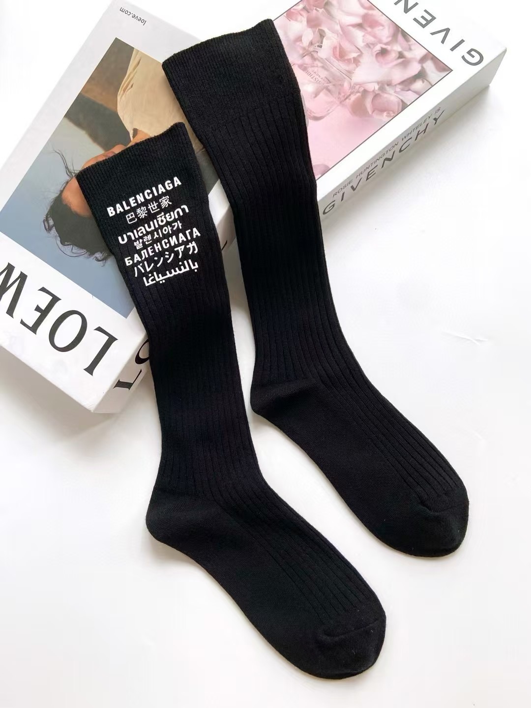 配包装 🌟【一盒一双】 🌟 balenciaga 巴黎世家 立体硅胶经典字母 长筒袜 小腿袜。双针针织材质,超完美结合, 配包装 🌟【一盒一双】 🌟 balenciaga 巴黎世家 立体硅胶经典字母 长筒袜 小腿袜。双针针织材质,超完美结合,