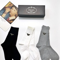 配包装 🌟一盒3双,爆款回货 🌟Prada 普拉达 经典字母logo纯棉中筒袜 🌟ins爆款!专柜在售ing 🌟好看 配包装 🌟一盒3双,爆款回货 🌟Prada 普拉达 经典字母logo纯棉中筒袜 🌟ins爆款!专柜在售ing 🌟好看
