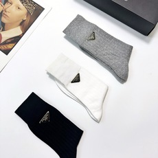 配包装 🌟一盒3双,爆款回货 🌟Prada 普拉达 经典字母logo纯棉中筒袜 🌟ins爆款!专柜在售ing 🌟好看 配包装 🌟一盒3双,爆款回货 🌟Prada 普拉达 经典字母logo纯棉中筒袜 🌟ins爆款!专柜在售ing 🌟好看