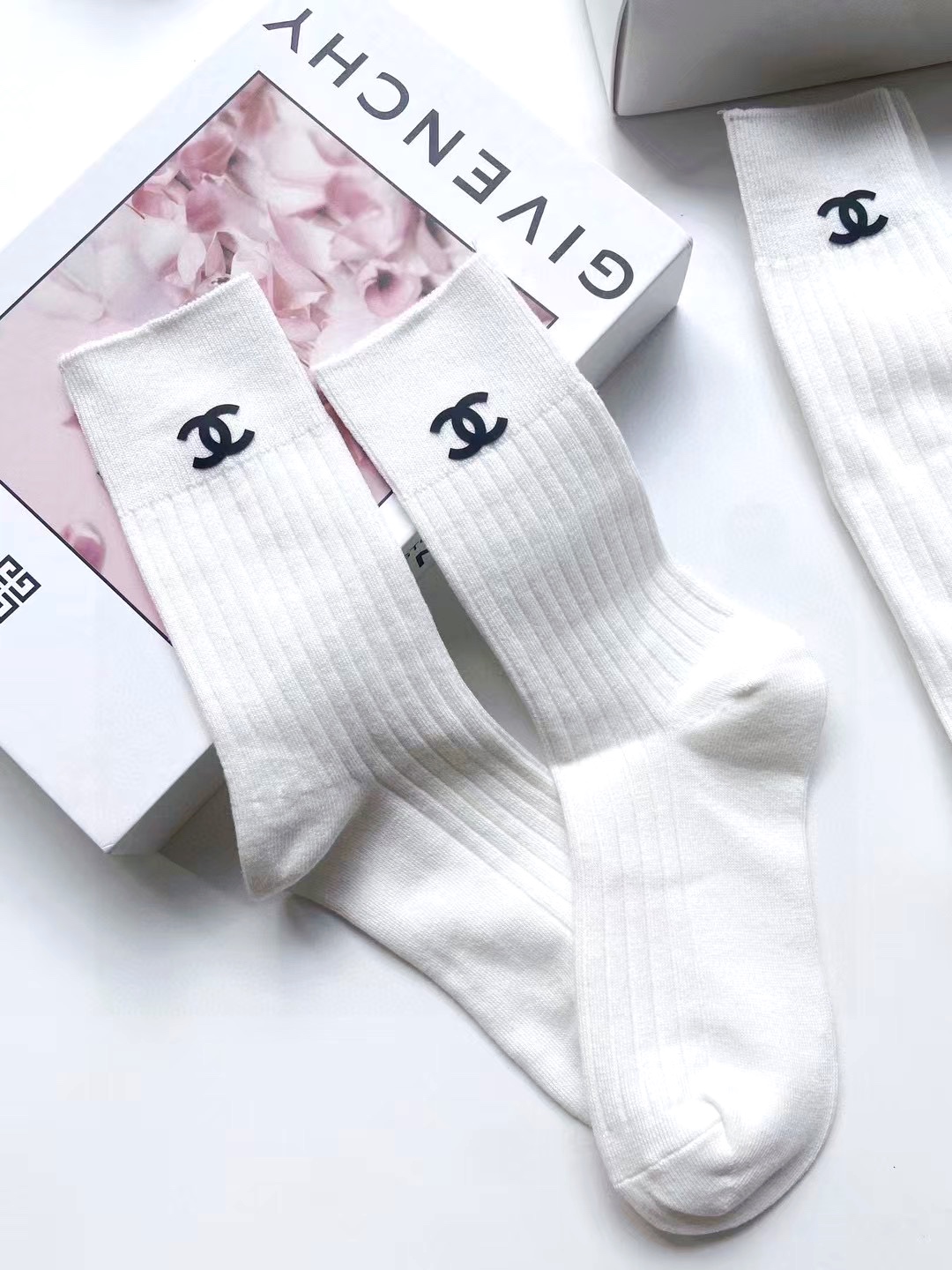 配包装 🌟【一盒2双】 🌟Chanel 香奈儿 经典字母logo纯棉长筒袜 小腿袜 🌟重工装饰个性时尚 🌟ins爆款! 配包装 🌟【一盒2双】 🌟Chanel 香奈儿 经典字母logo纯棉长筒袜 小腿袜 🌟重工装饰个性时尚 🌟ins爆款!