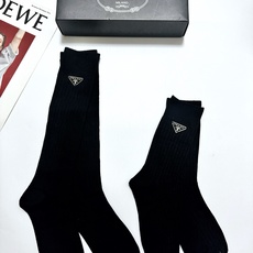 配包装 🌟【一盒2双】 🌟Prada 普拉达 经典三角标 字母logo纯棉长筒袜 小腿袜 🌟重工装饰个性时尚 🌟ins 配包装 🌟【一盒2双】 🌟Prada 普拉达 经典三角标 字母logo纯棉长筒袜 小腿袜 🌟重工装饰个性时尚 🌟ins