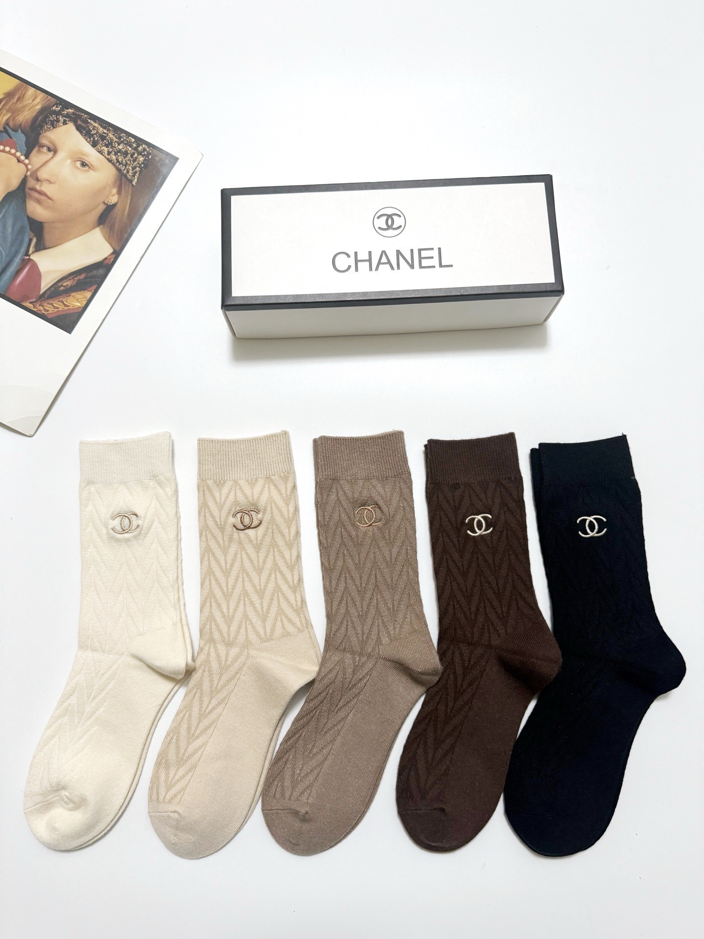 配包装 🌟【一盒5双】 🌟Chanel 香奈儿 经典字母 logo羊绒 中筒袜 !超级软糯亲肤! 🌟ins爆款!专柜在 配包装 🌟【一盒5双】 🌟Chanel 香奈儿 经典字母 logo羊绒 中筒袜 !超级软糯亲肤! 🌟ins爆款!专柜在