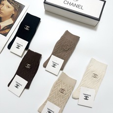 配包装 🌟【一盒5双】 🌟Chanel 香奈儿 经典字母 logo羊绒 中筒袜 !超级软糯亲肤! 🌟ins爆款!专柜在 配包装 🌟【一盒5双】 🌟Chanel 香奈儿 经典字母 logo羊绒 中筒袜 !超级软糯亲肤! 🌟ins爆款!专柜在