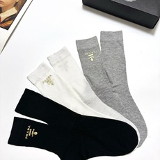 配包装 🌟【一盒3 双】 🌟Prada 普拉达 经典字母logo 超薄透气中筒袜 ,ins超火爆空调袜,潮人必备 ,经 配包装 🌟【一盒3 双】 🌟Prada 普拉达 经典字母logo 超薄透气中筒袜 ,ins超火爆空调袜,潮人必备 ,经