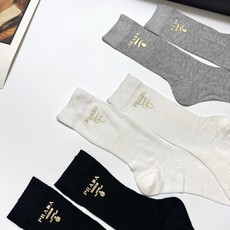 配包装 🌟【一盒3 双】 🌟Prada 普拉达 经典字母logo 超薄透气中筒袜 ,ins超火爆空调袜,潮人必备 ,经 配包装 🌟【一盒3 双】 🌟Prada 普拉达 经典字母logo 超薄透气中筒袜 ,ins超火爆空调袜,潮人必备 ,经