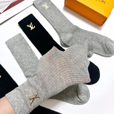 配包装 🌟【一盒4 双】 🌟LV 路易威登 爆款字母logo中筒袜 小腿袜。纯棉混纺材质,超完美配色,款式经典,专柜同步 配包装 🌟【一盒4 双】 🌟LV 路易威登 爆款字母logo中筒袜 小腿袜。纯棉混纺材质,超完美配色,款式经典,专柜同步