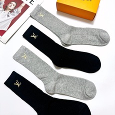 配包装 🌟【一盒4 双】 🌟LV 路易威登 爆款字母logo中筒袜 小腿袜。纯棉混纺材质,超完美配色,款式经典,专柜同步 配包装 🌟【一盒4 双】 🌟LV 路易威登 爆款字母logo中筒袜 小腿袜。纯棉混纺材质,超完美配色,款式经典,专柜同步