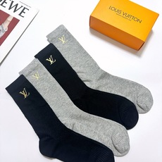 配包装 🌟【一盒4 双】 🌟LV 路易威登 爆款字母logo中筒袜 小腿袜。纯棉混纺材质,超完美配色,款式经典,专柜同步 配包装 🌟【一盒4 双】 🌟LV 路易威登 爆款字母logo中筒袜 小腿袜。纯棉混纺材质,超完美配色,款式经典,专柜同步