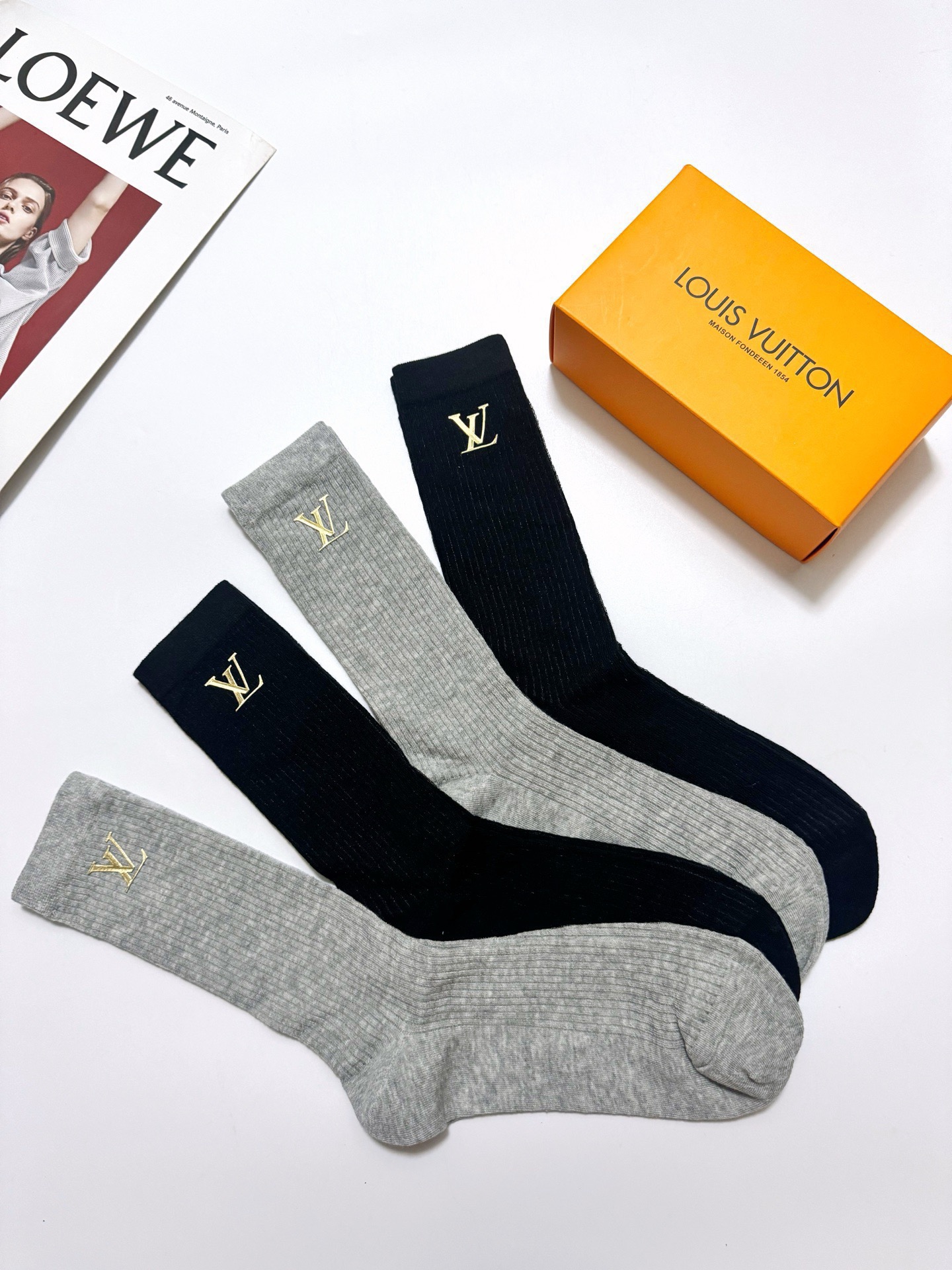 配包装 🌟【一盒4 双】 🌟LV 路易威登 爆款字母logo中筒袜 小腿袜。纯棉混纺材质,超完美配色,款式经典,专柜同步 配包装 🌟【一盒4 双】 🌟LV 路易威登 爆款字母logo中筒袜 小腿袜。纯棉混纺材质,超完美配色,款式经典,专柜同步