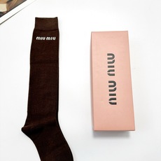 爆款回货 配包装 🌟【一盒一 双】 🌟缪缪 miumiu 经典字母logo纯棉袜 小腿堆堆袜,ins超火爆红人同款, 爆款回货 配包装 🌟【一盒一 双】 🌟缪缪 miumiu 经典字母logo纯棉袜 小腿堆堆袜,ins超火爆红人同款,