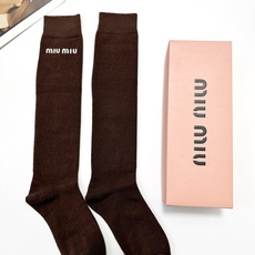 爆款回货 配包装 🌟【一盒一 双】 🌟缪缪 miumiu 经典字母logo纯棉袜 小腿堆堆袜,ins超火爆红人同款, 爆款回货 配包装 🌟【一盒一 双】 🌟缪缪 miumiu 经典字母logo纯棉袜 小腿堆堆袜,ins超火爆红人同款,