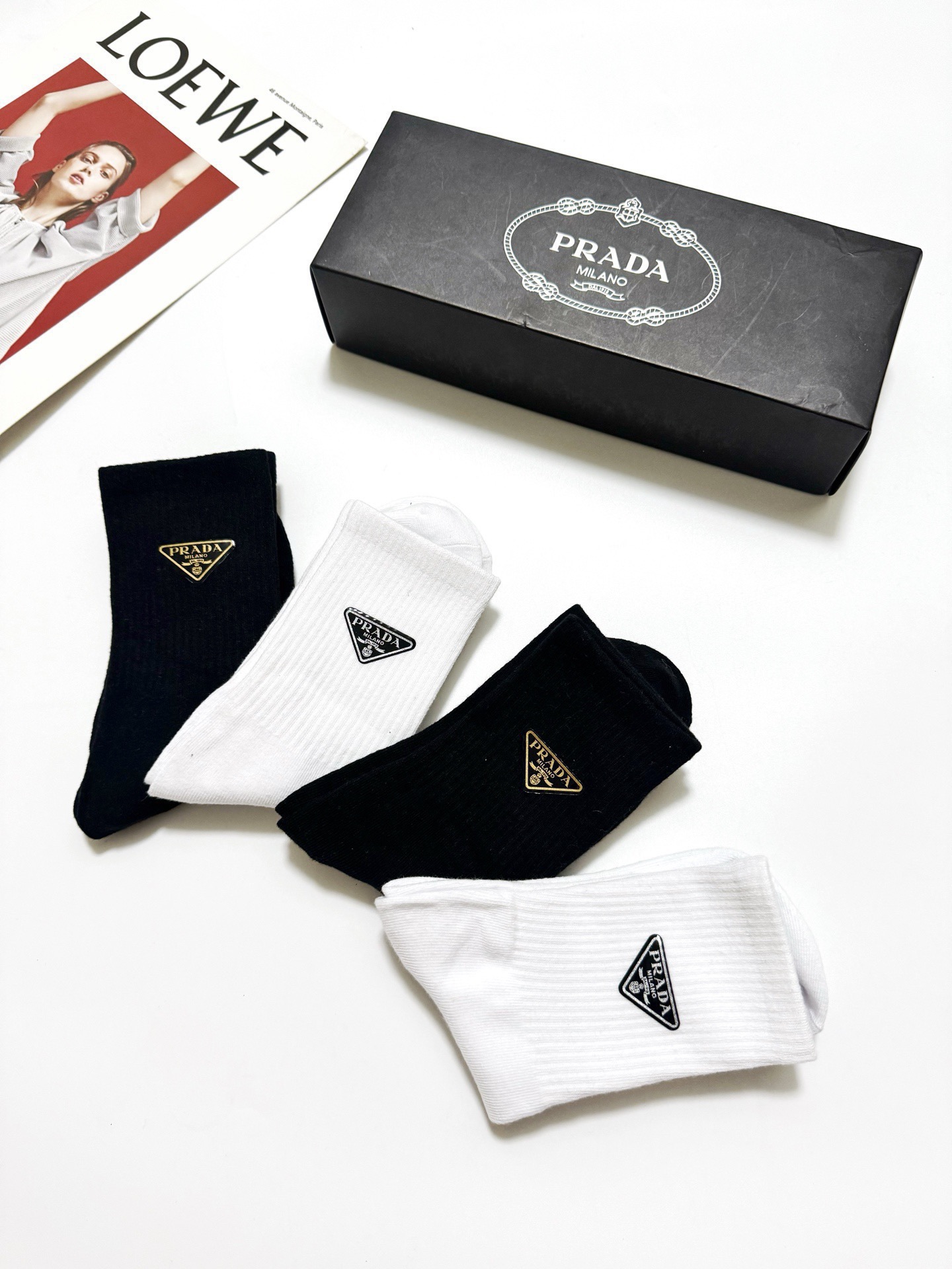 配包装 🌟【一盒4 双】 🌟Prada 普拉达 经典字母logo纯棉中筒袜 🌟ins爆款!专柜在售ing 🌟好看到爆 配包装 🌟【一盒4 双】 🌟Prada 普拉达 经典字母logo纯棉中筒袜 🌟ins爆款!专柜在售ing 🌟好看到爆