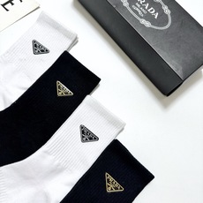 配包装 🌟【一盒4 双】 🌟Prada 普拉达 经典字母logo纯棉中筒袜 🌟ins爆款!专柜在售ing 🌟好看到爆 配包装 🌟【一盒4 双】 🌟Prada 普拉达 经典字母logo纯棉中筒袜 🌟ins爆款!专柜在售ing 🌟好看到爆