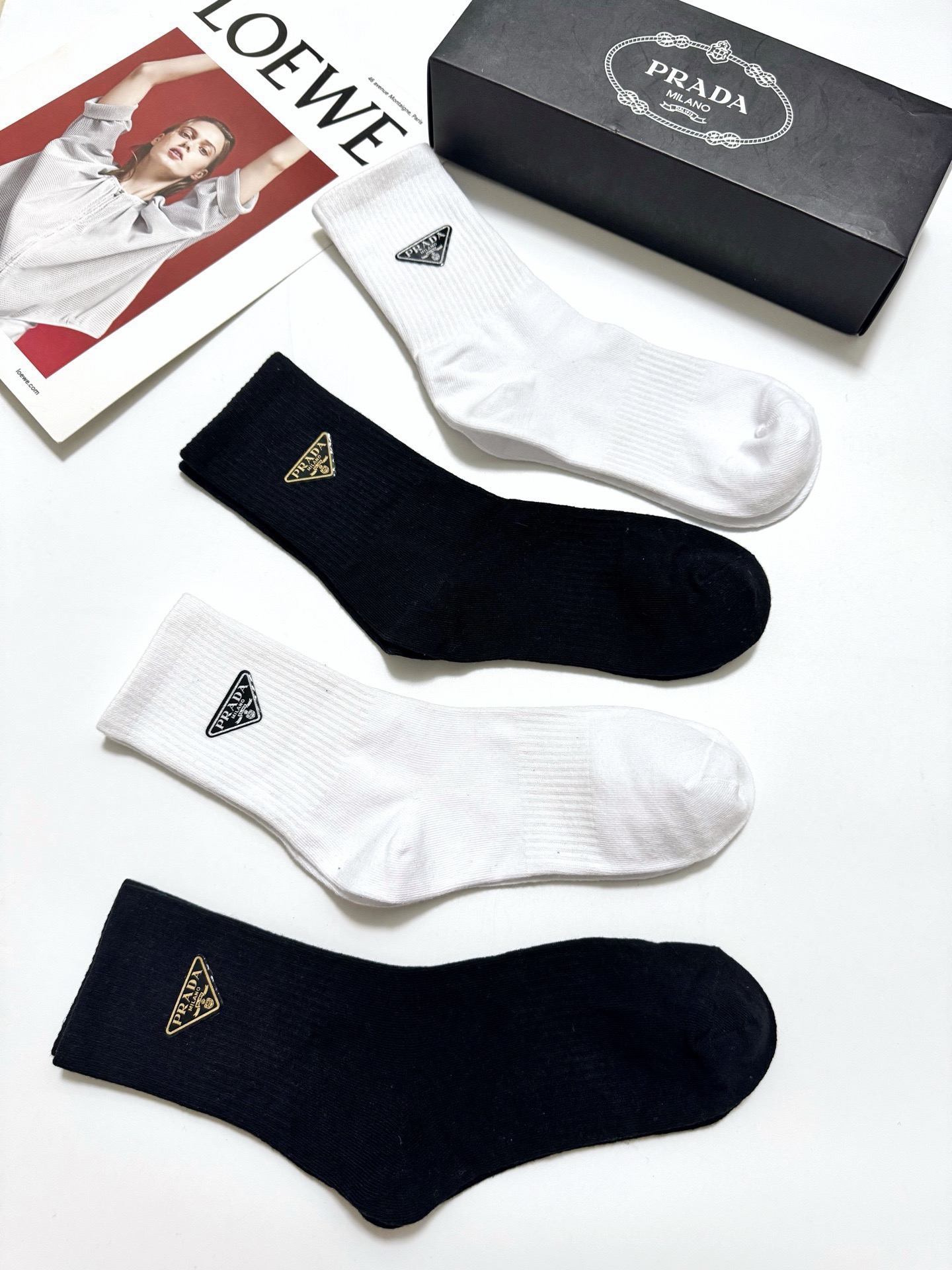 配包装 🌟【一盒4 双】 🌟Prada 普拉达 经典字母logo纯棉中筒袜 🌟ins爆款!专柜在售ing 🌟好看到爆 配包装 🌟【一盒4 双】 🌟Prada 普拉达 经典字母logo纯棉中筒袜 🌟ins爆款!专柜在售ing 🌟好看到爆