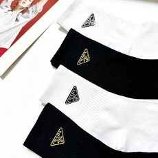配包装 🌟【一盒4 双】 🌟Prada 普拉达 经典字母logo纯棉中筒袜 🌟ins爆款!专柜在售ing 🌟好看到爆 配包装 🌟【一盒4 双】 🌟Prada 普拉达 经典字母logo纯棉中筒袜 🌟ins爆款!专柜在售ing 🌟好看到爆