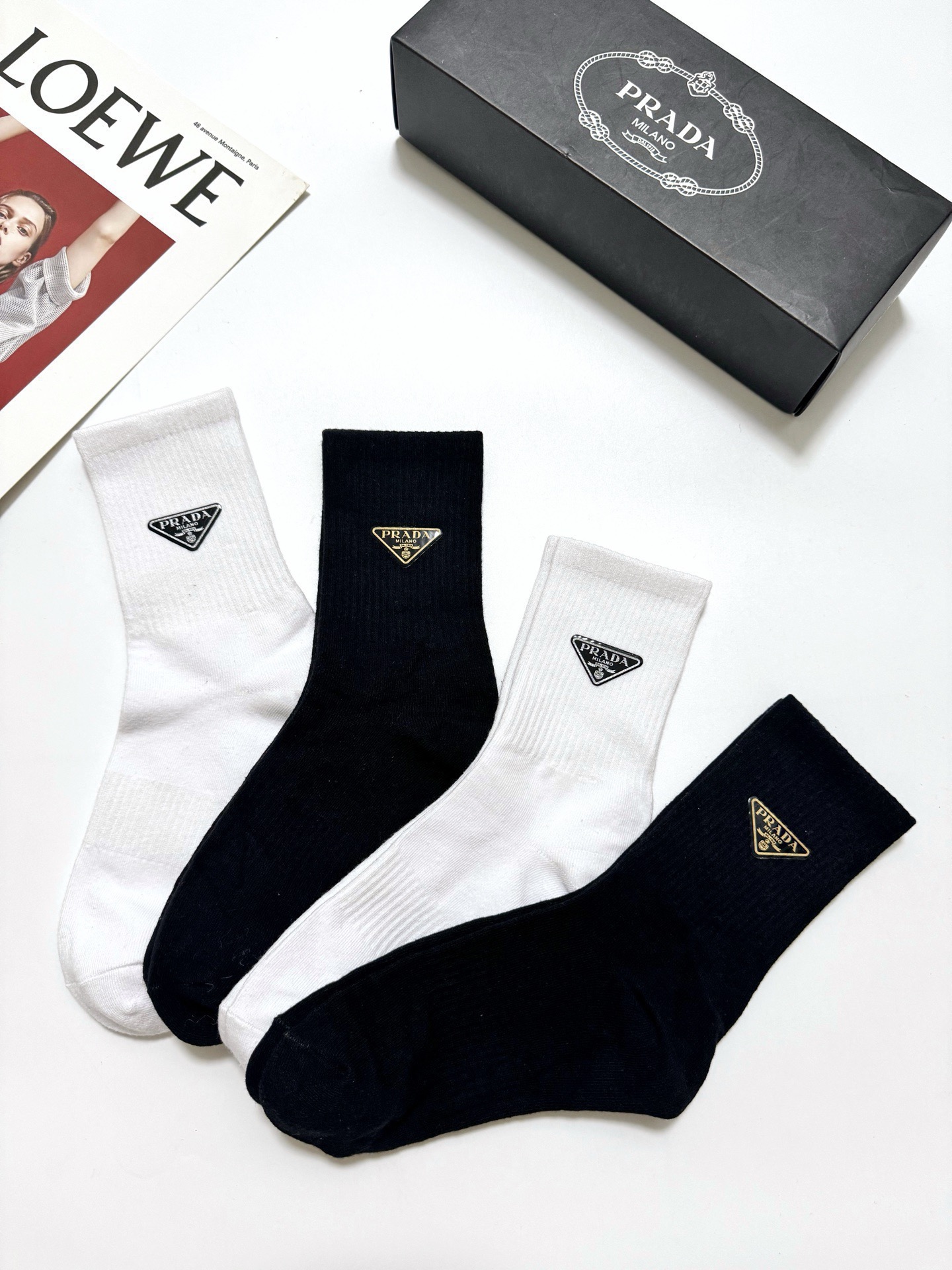 配包装 🌟【一盒4 双】 🌟Prada 普拉达 经典字母logo纯棉中筒袜 🌟ins爆款!专柜在售ing 🌟好看到爆 配包装 🌟【一盒4 双】 🌟Prada 普拉达 经典字母logo纯棉中筒袜 🌟ins爆款!专柜在售ing 🌟好看到爆