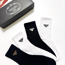 配包装 🌟【一盒4 双】 🌟Prada 普拉达 经典字母logo纯棉中筒袜 🌟ins爆款!专柜在售ing 🌟好看到爆 配包装 🌟【一盒4 双】 🌟Prada 普拉达 经典字母logo纯棉中筒袜 🌟ins爆款!专柜在售ing 🌟好看到爆